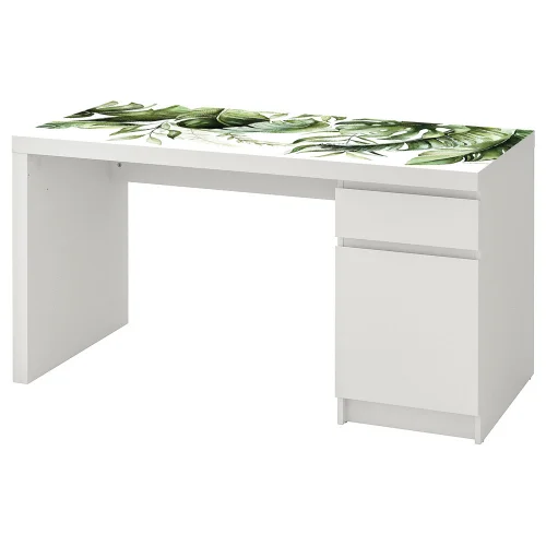 Tak wygląda białe biurko malm 140x65 z podkładką elastyczną z liśćmi