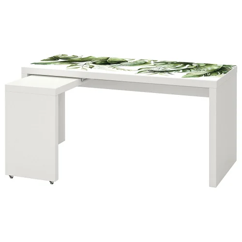 Tak wygląda białe biurko malm 151 x 65 z podkładką elastyczną z liśćmi