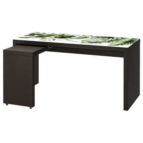 Tak wygląda biurko czarnybrąz malm 151 x 65 z podkładką elastyczną egzotyczne liście