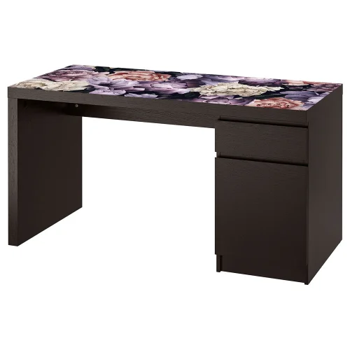 Tak wygląda biurko czarnobrąz malm 140 x 65 z podkładką elastyczną kwiaty
