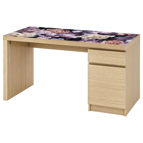 Tak wygląda biurko MALM dąb 140 x 65 z podkładką elastyczną kwiaty