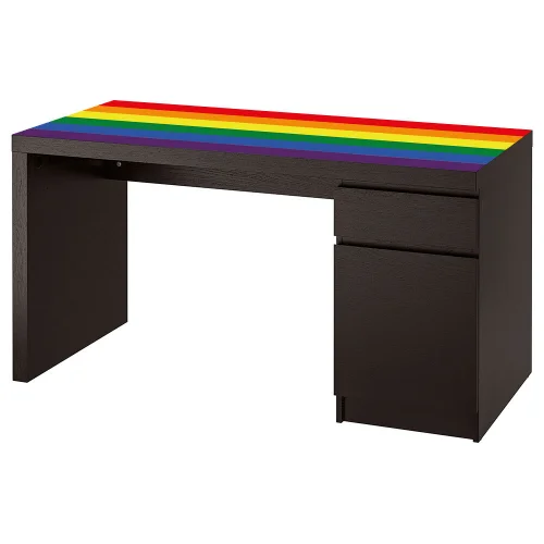 Tak wygląda biurko czarnybrąz malm 140 x 65 z podkładką elastyczną w tęczowych barwach
