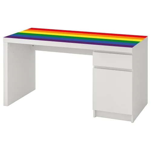 Tak wygląda białe biurko z malm 140 x 65 z podkładką elastyczną w tęczowych kolorach