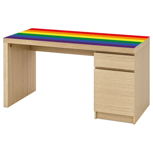 Tak wygląda biurko dąb MALM 140 x 65 z matą elastyczną w tęczowych kolorach
