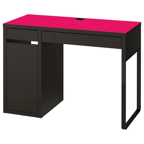 Tak wygląda biurko MICKEczarnobrąz z podkładką elastyczną w kolorze MAGENTA