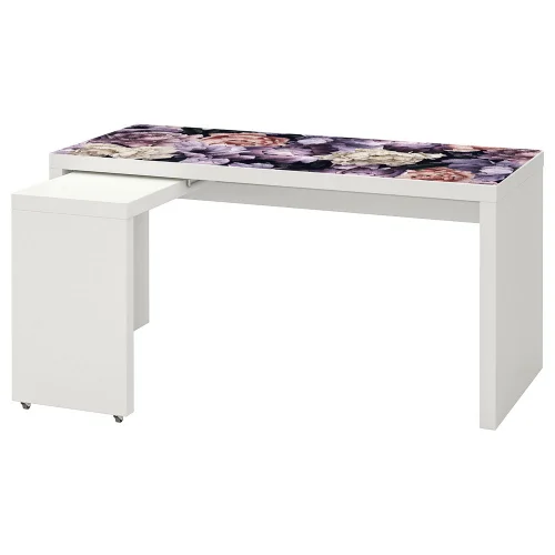 Tak wygląda białe biurko malm 151 x 65 z podkładką elastyczną kwiaty
