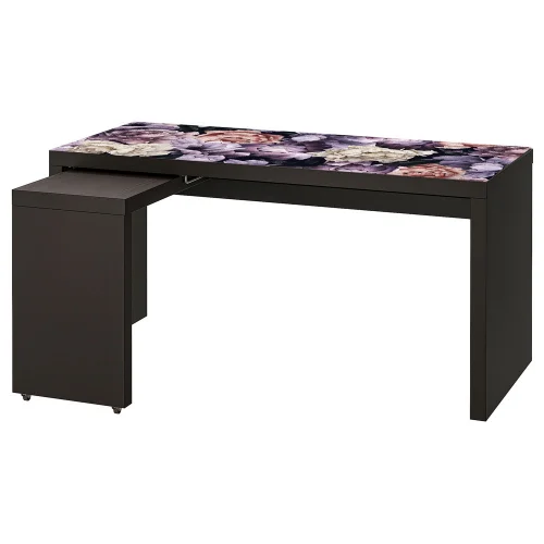 Tak wygląda biurko czarnybrąz malm 151 x 65 z podkładką elastyczną kwiaty