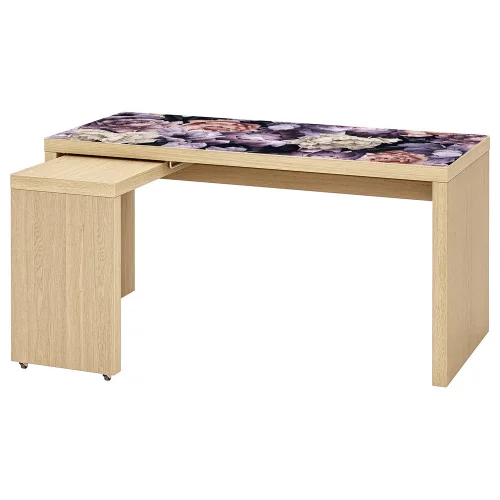 Tak wygląda biurko malm dąb 151 x 65 z podkładką elastyczną kwiaty