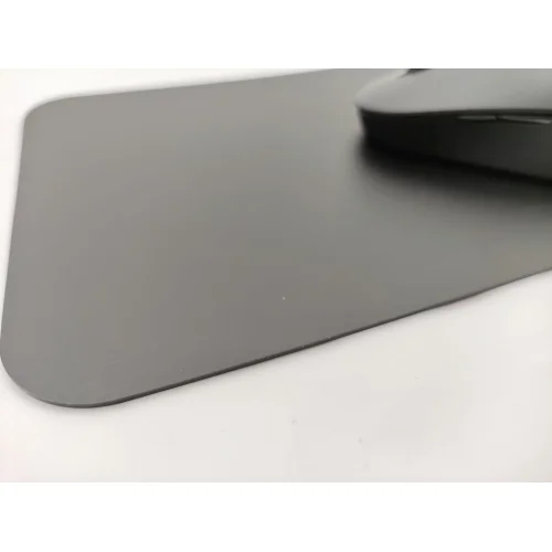 Czarna podkładka z tworzywa pod myszkę komputerową gr 1,7mm