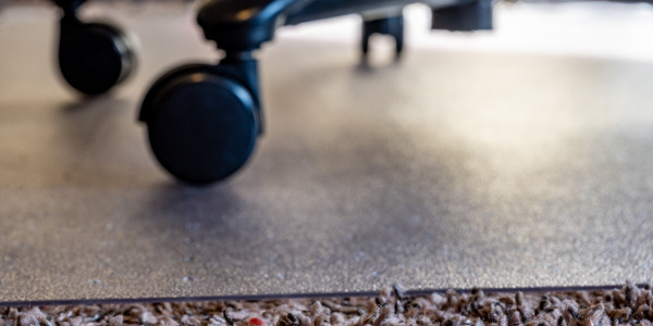 Dlaczego warto inwestować w maty ochronne podłogowe pod krzesło?