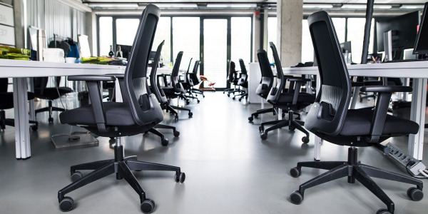 Kolorowe maty pod krzesło w domu – jak łączyć funkcjonalność z przyjemnością estetyczną