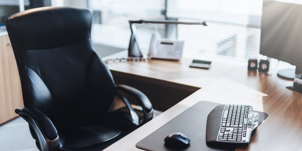 Mata pod krzesło biurowe a wydajność pracy – wpływ na komfort i koncentrację